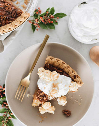 <i>EDWARDS®</i> GEORGIA STYLE PECAN PIE WITH CARAMEL SAUCE AND CARAMEL CORN